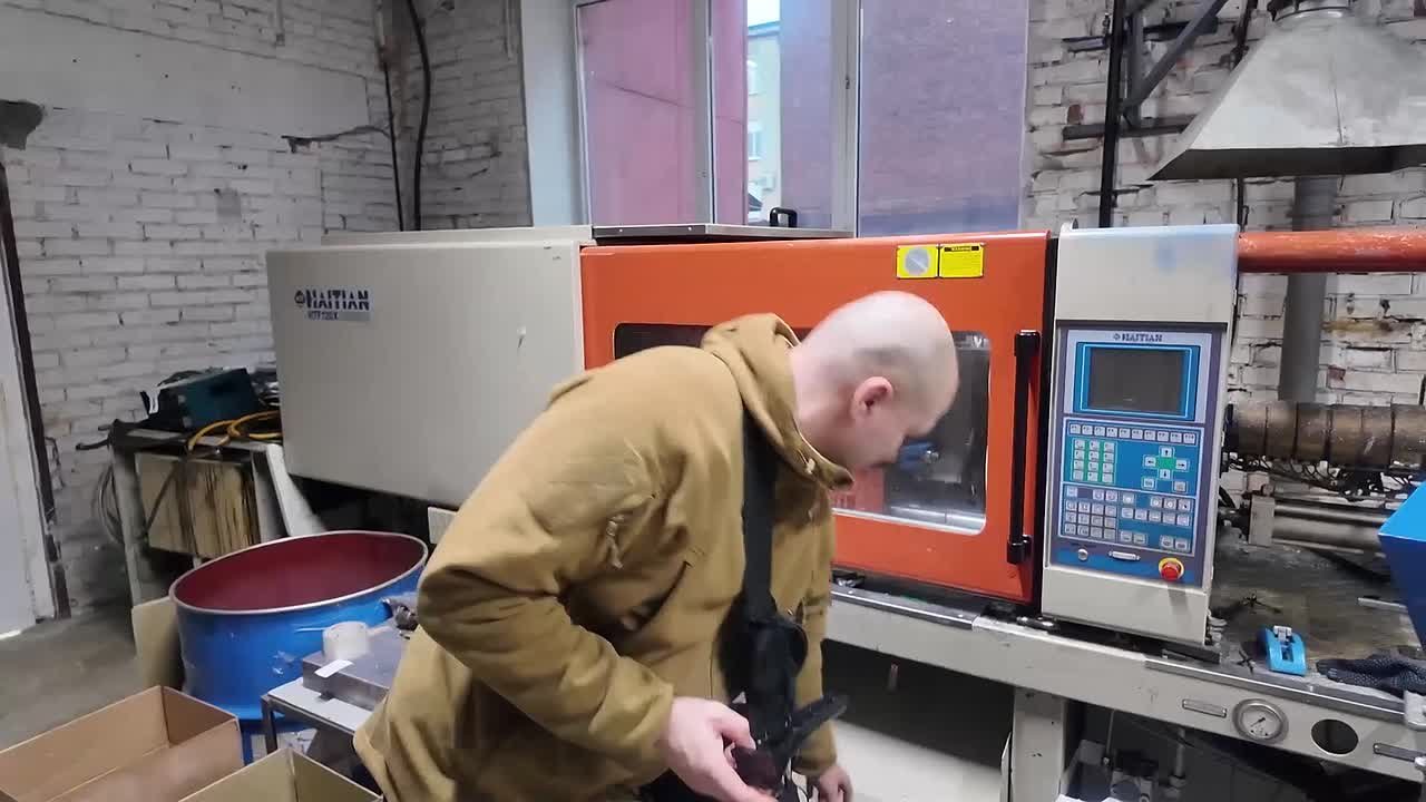 Роман Сапоньков: Друзья, в декабре мы своим волонтёрским объединением закончили производство пресс-формы литья ножек для т.н. "Ждуна" для дрона КВН на оптоволокне