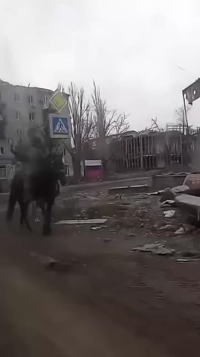 Кавалеристы ВС РФ на улицах одного из освобожденных городов Донбасса
