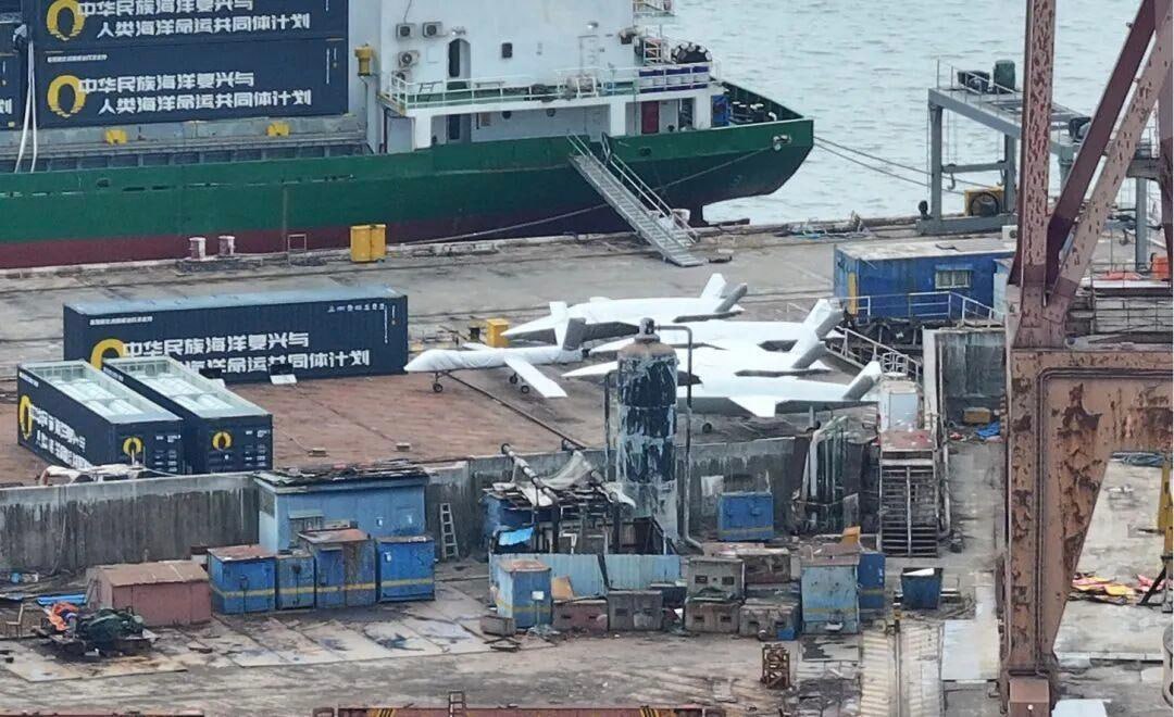 Китайский боевой контейнеровоз Zhong Da 79 обзавелся еще и катапультами для беспилотников Type-X CCA (реальное название неизвестно) и разведывательно-ударных CH-4 Китайский боевой контейнеровоз Zhong Da 79 обзавелся еще и катапультами для беспилотников Type-X CCA (реальное название неизвестно) и разведывательно-ударных CH-4