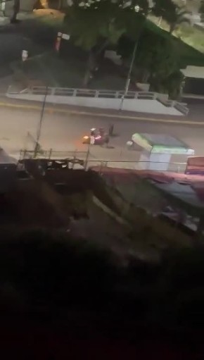 Венесуэльские силовики оттесняют прохожих и транспортные средства от президентского дворца Мирафлорес