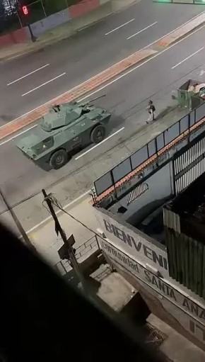 Венесуэльские военные перебрасывают бронетехнику к президентскому дворцу в Каракасе