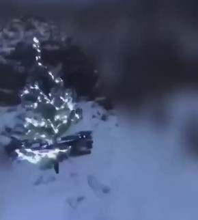 Российские бойцы отправили на позиции ВСУ дрон с новогодней ёлкой и светящейся гирляндой