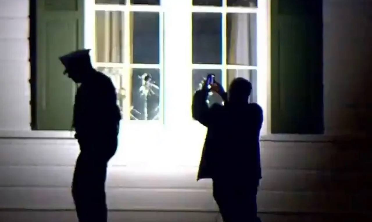 Неизвестные разбили окна в доме вице-президента США Джей Ди Вэнса Неизвестные разбили окна в доме вице-президента США Джей Ди Вэнса