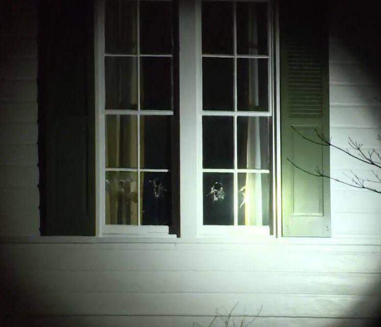 Неизвестные разбили окна в доме вице-президента США Джей Ди Вэнса