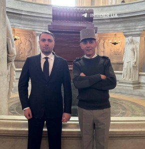 А на фоне крестика с фамилией Зеленского смотрелись бы в самый раз