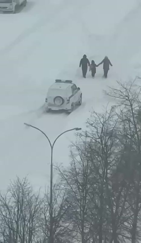 На Украине посадили в машину полиции в снегопад и в России посадили в машину полиции в снегопад