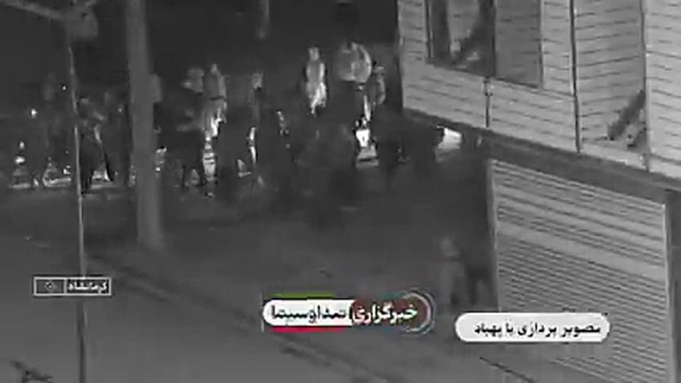 Иранское телевидение показало запись камер наблюдения, на которую попали протестующие с автоматами