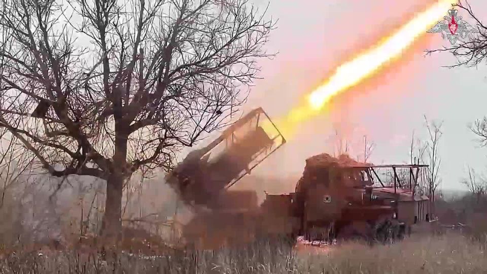 Военнослужащие расчетов войск беспилотных систем в составе 30-й отдельной гвардейской мотострелковой бригады группировки «Центр», применив БПЛА «Орлан-10», cкорректировали артиллерийский огонь по позициям противника на...