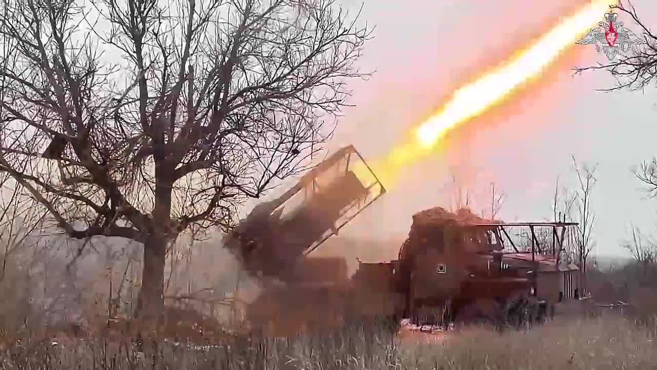 Военнослужащие расчетов войск беспилотных систем в составе 30-й отдельной гвардейской мотострелковой бригады группировки «Центр», применив БПЛА «Орлан-10», cкорректировали артиллерийский огонь по позициям противника на...