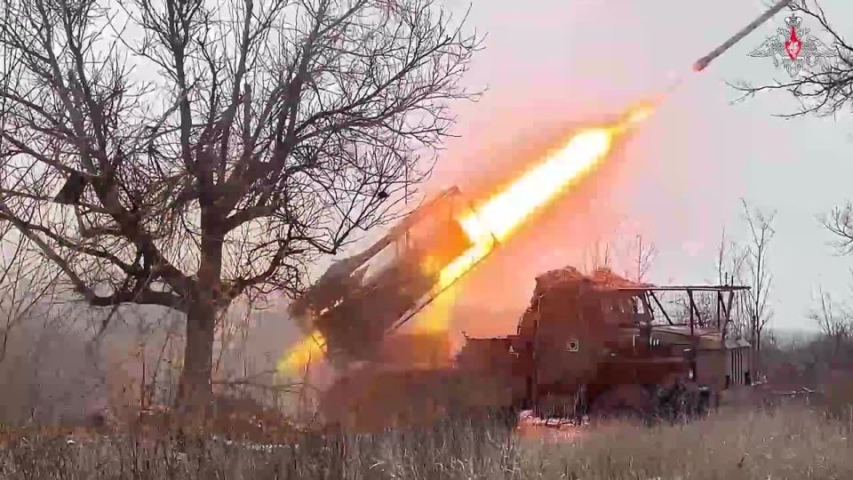 Минобороны России: Военнослужащие расчетов войск беспилотных систем в составе 30-й отдельной гвардейской мотострелковой бригады группировки «Центр», применив БПЛА «Орлан-10», cкорректировали артиллерийский огонь по позициям...