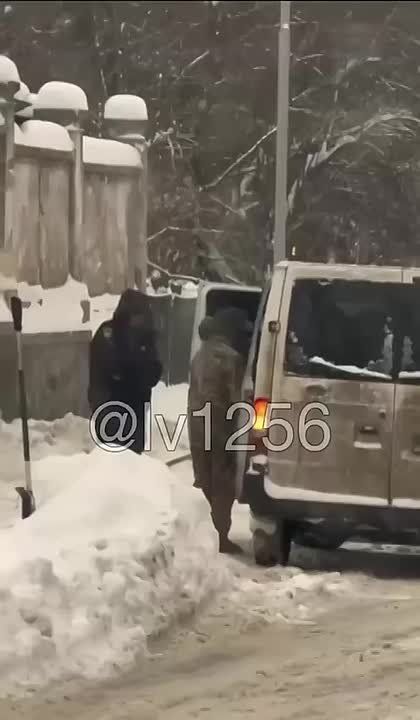 Обстановка во Львове: дворник прогнала ТЦКшников лопатой