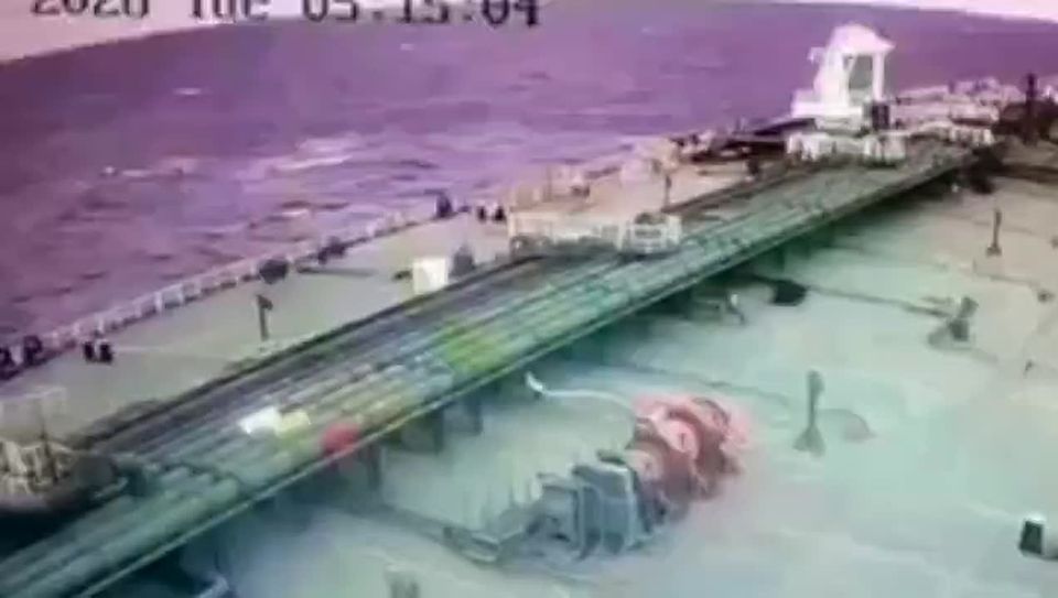 Кадры вчерашнего удара украинского БПЛА по танкеру Delta Harmony