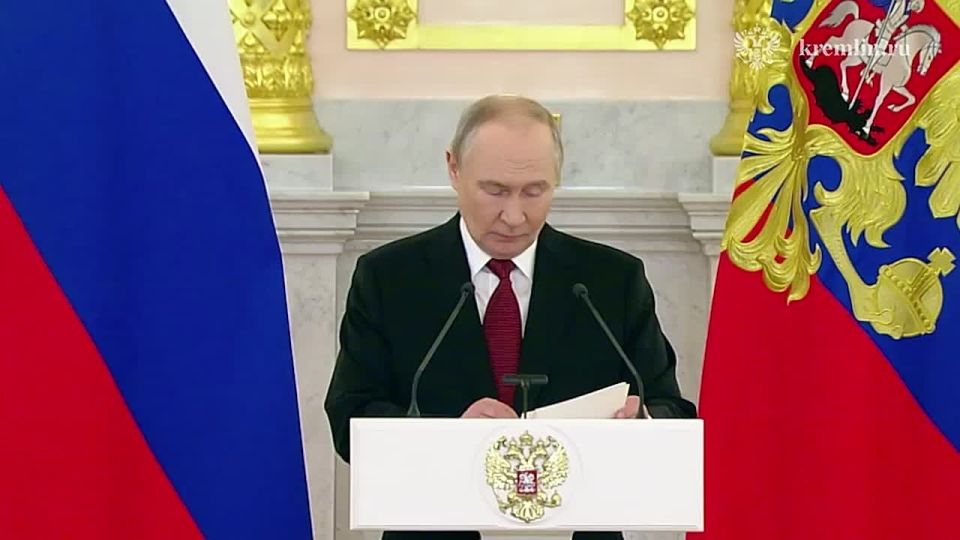 В Александровском зале Большого Кремлёвского дворца Владимир Путин принял верительные грамоты у вновь прибывших послов иностранных государств