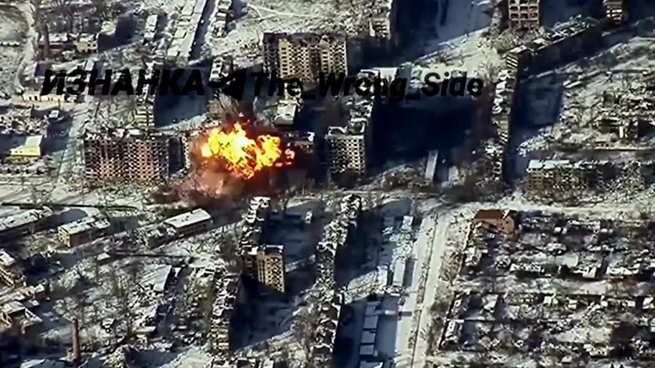 Российские военные показали удар мощнейшей авиабомбы ФАБ-3000 с системой УМПК по позициям ВСУ в Константиновке, видео Telegram-канала "Изнанка"