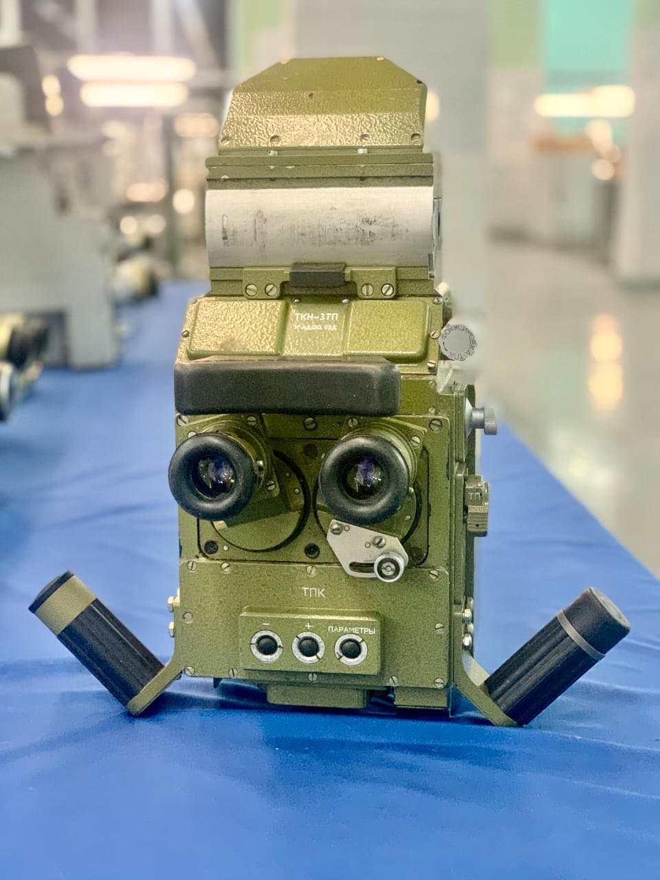 Ранее для модернизации приборов наблюдения командира танка рассматривался ТКН-3ТП производства Ростовского оптико-механического завода Ранее для модернизации приборов наблюдения командира танка рассматривался ТКН-3ТП производства Ростовского оптико-механического завода