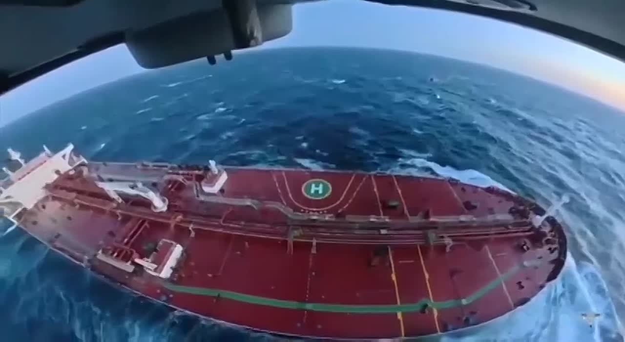 Появилось видео захвата французами нефтетанкера в Средиземном море