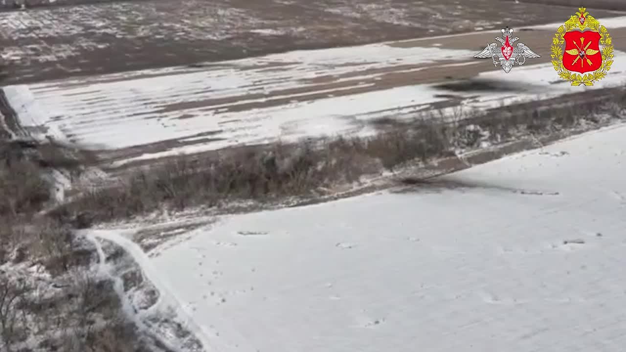 Минобороны России: Экипажи танков «Южной» группировки войск уничтожили замаскированные блиндажи и наблюдательный пункт ВСУ на Константиновском направлении