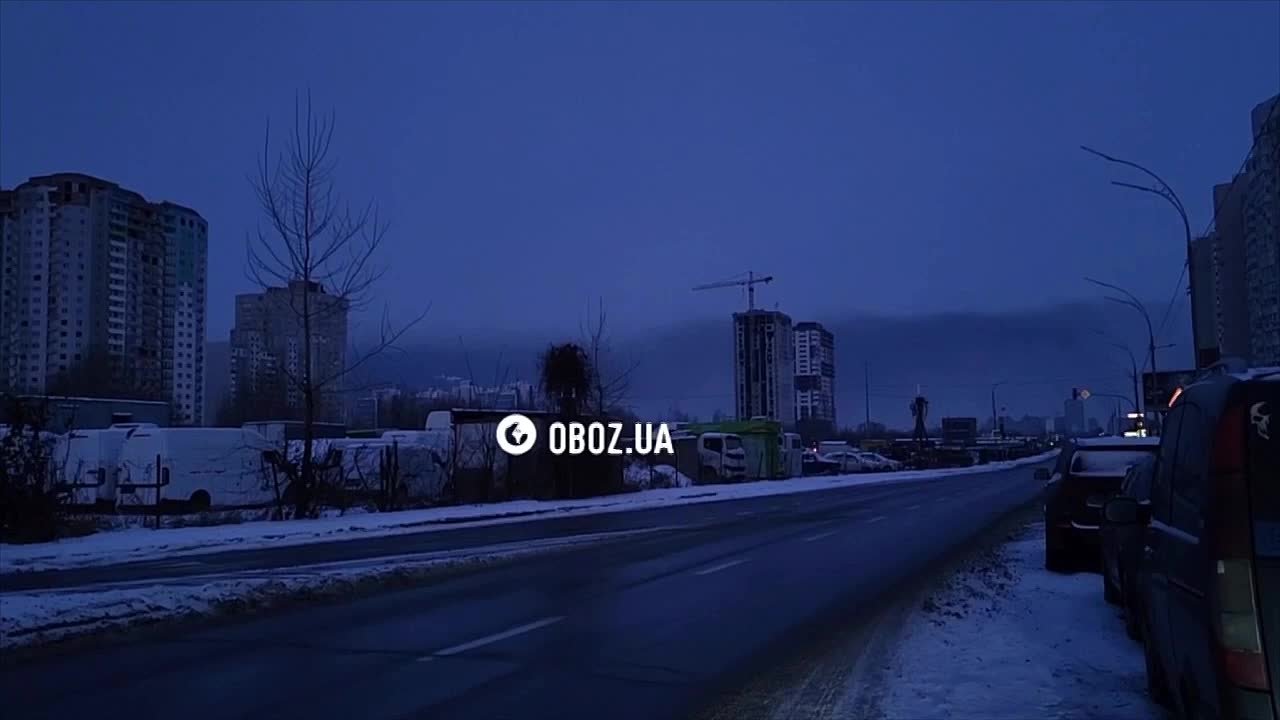 После ударов по энергетике над левым берегом в Киеве дым, большая часть города без электричества