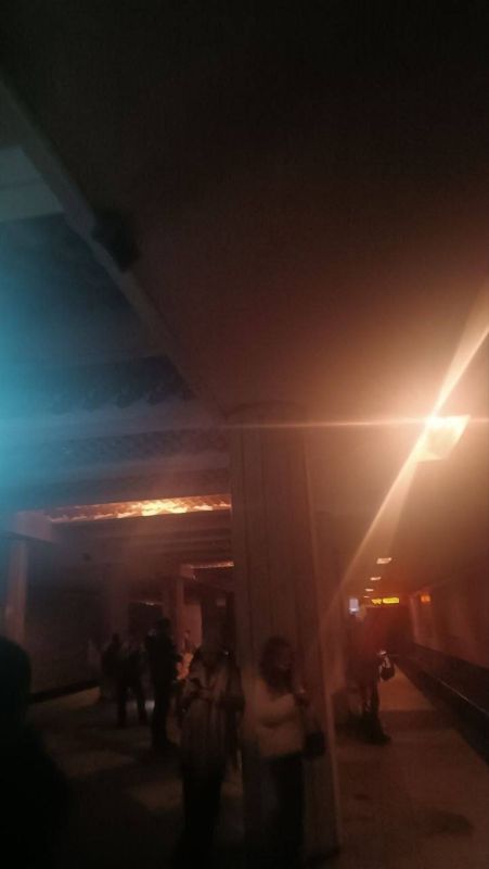 Дмитрий Астрахань: Видимо, сегодня мы наблюдали прямо идеальную картинку к определению каскадных аварий в электрической сети, хоть в учебнике рисуй! Массовые отключения, выход из режима, скачки напряжения, отключения...