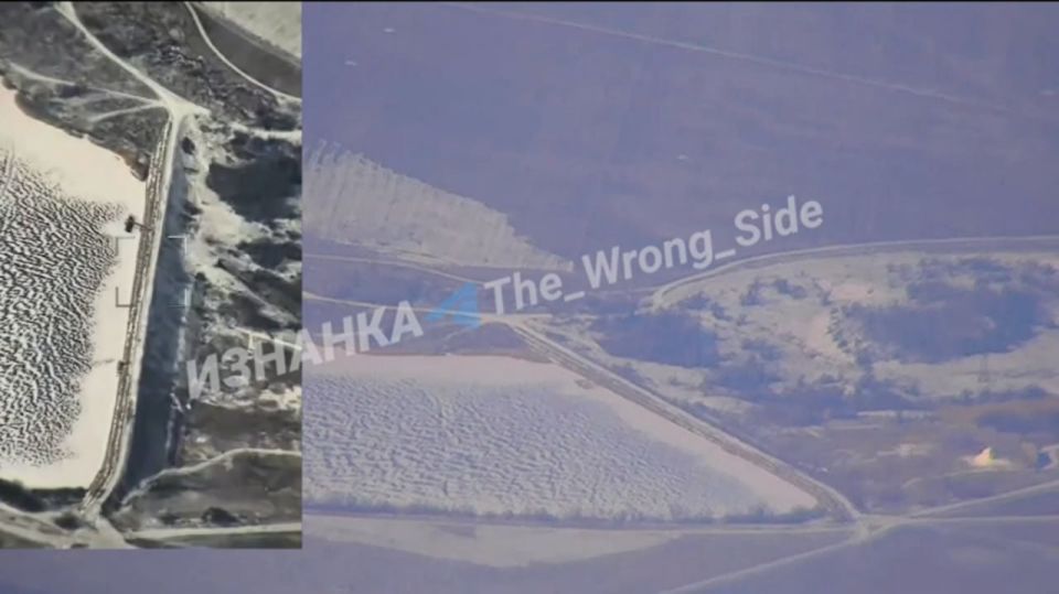 Российские военные лётчики с помощью ФАБ-3000 с УМПК нанесли высокоточный удар по транспортному маршруту ВСУ через дамбу Хрущевского водохранилища (по координатам: N 48.54980° E 37.62153°) на северо-западе Константиновки в...