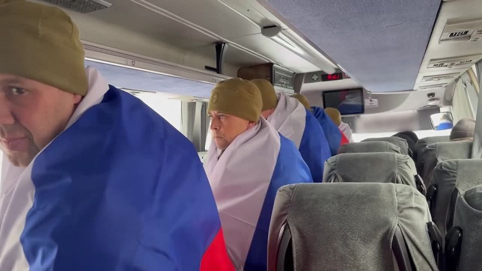 Первые кадры с российскими военными, которые возвращаются домой из украинского плена