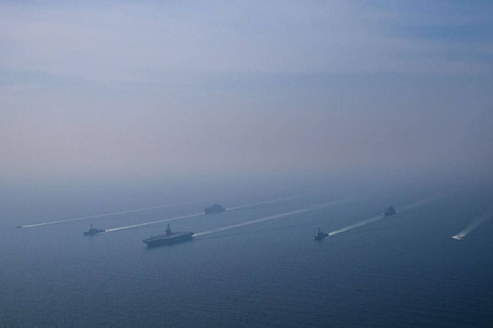 Авианосная ударная группа во главе с USS Abraham Lincoln в Аравийском море