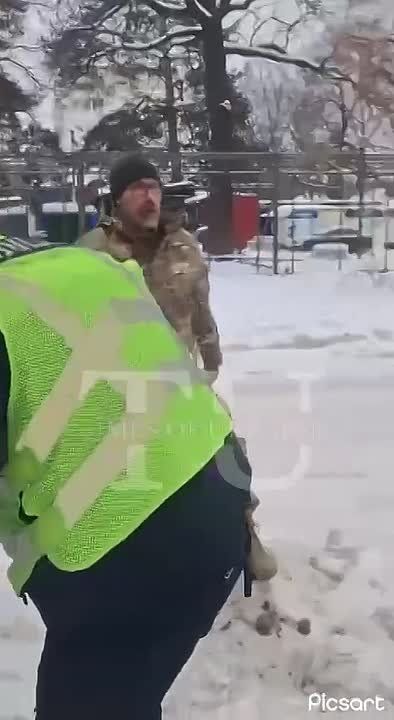 Владислав Евтушенко: Достал пистолет, дослал патрон в патронник и сделал не предупредительный выстрел в воздух, а судя по всему, шмальнул в направлении снимающего видео