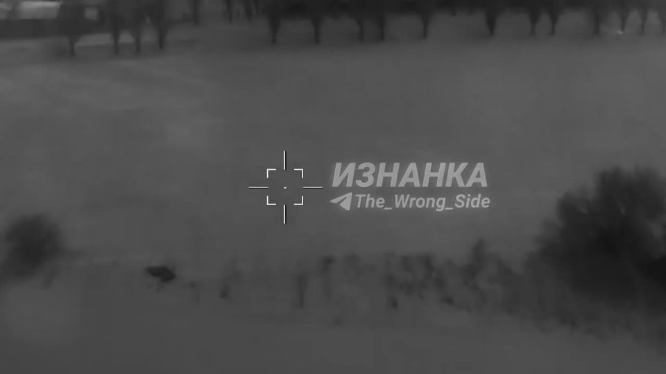 Телеуправляемые «Герани» поражают хранилище ГСМ на окраине села Качаново в Полтавской области (координаты: 50.41646, 33.64942), расстояние до ближайшего участка границы не менее 103 км