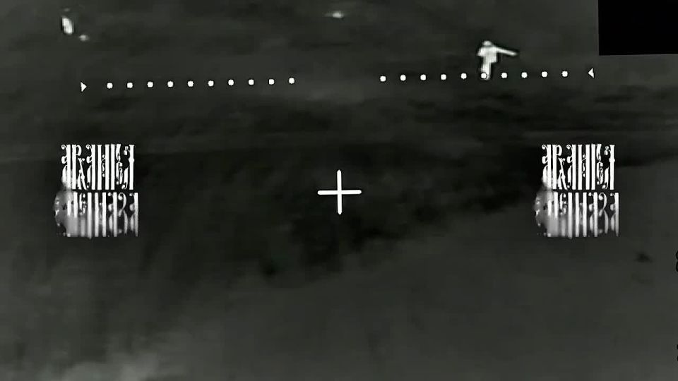 Подловил в поле.. В ходе полета оператор обнаружил передвижение вражеской пехоты и оперативно сократил её количество