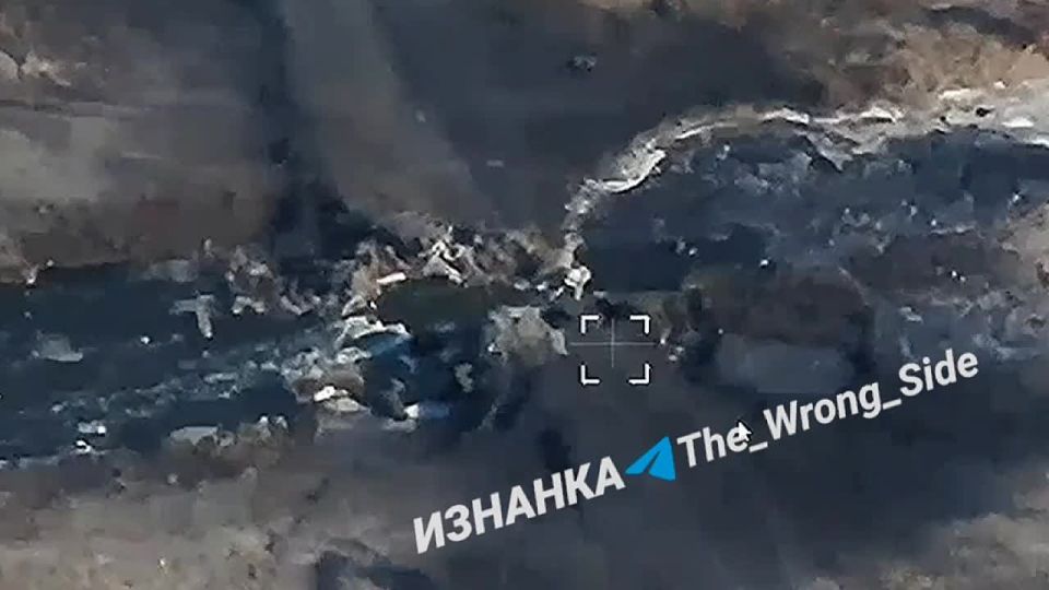 Российские военные сняли удар ВКС РФ бомбой ФАБ-3000 с УМПК и ракетой Х-38МЛ по мосту около Константиновки, видео Telegram-канала "Изнанка"