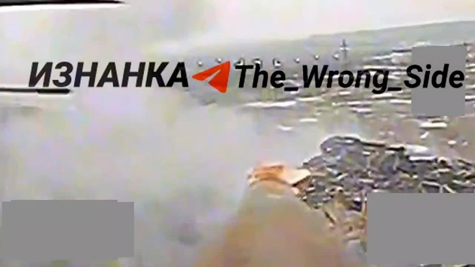 Трехтонный привет: российский оператор дрона-камикадзе снял удар ВКС РФ по позициям ВСУ с помощью авиабомбы ФАБ-3000 с УМПК, видео Telegram-канала "Изнанка"