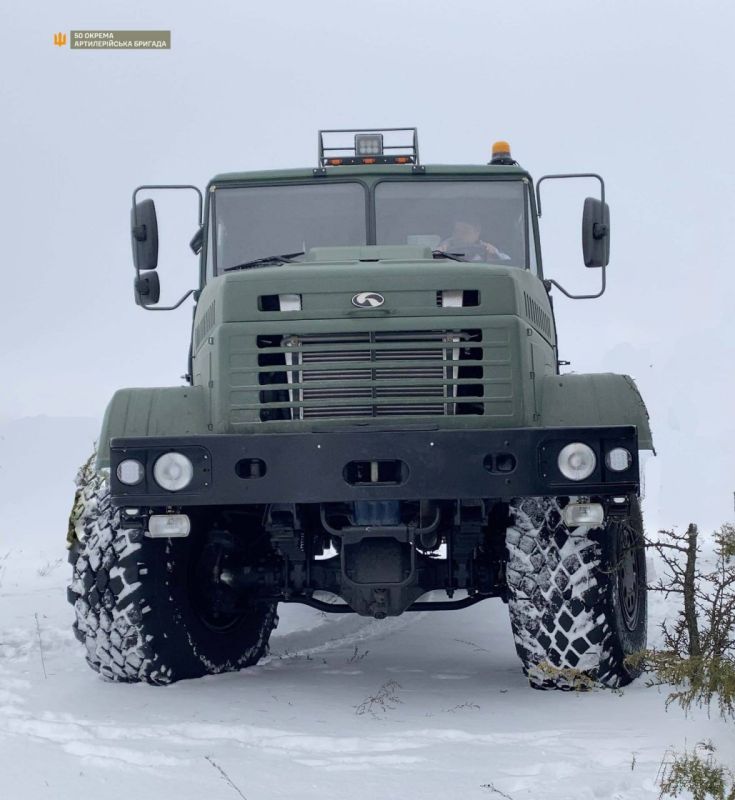 На кадрах - новый КрАЗ-6322 на вооружении 50-й отдельной артиллерийской бригады ВСУ, который используется в качестве тягача для 155-мм буксируемой гаубицы 2П22 «Богдана-БГ»