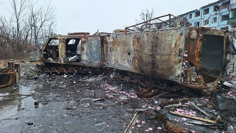Дмитрий Астрахань: В Димитрове (укр. Мирноград) можно рядом увидеть шведские арктические транспортёры, турецкие бронеавтомобили, противотанковый ров, затянутый сверху оптоволокном, дроны просто перелетели его сверху и бюст...