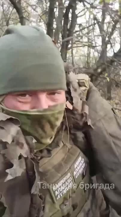 Боец из Бурятии на себе выносит раненого товарища с поля боя