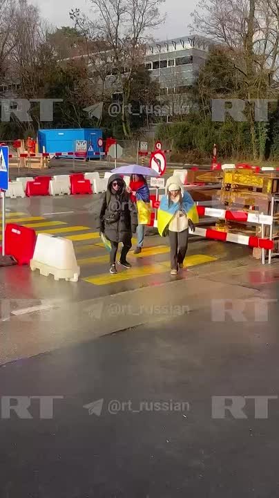 Украинские активисты ходят кругами вокруг отеля в Женеве, где проходят мирные переговоры, и оскорбляют российских журналистов