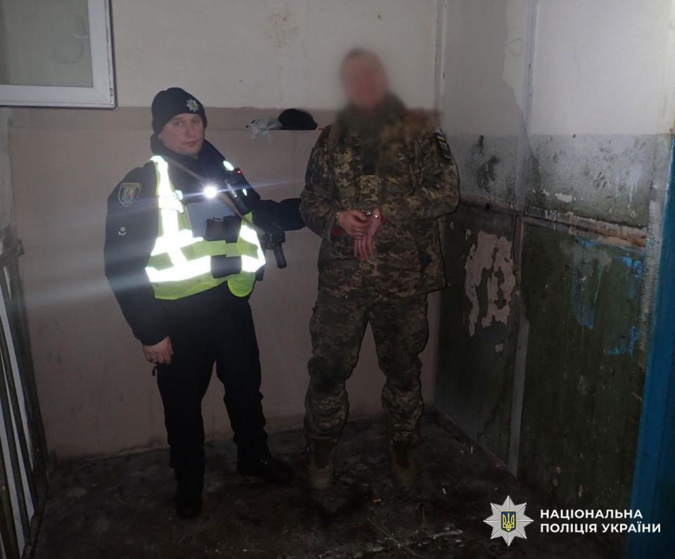 В Киеве 26-летний военный, который сбежал из своей части, ударил ножом в шею 28-летнего прохожего