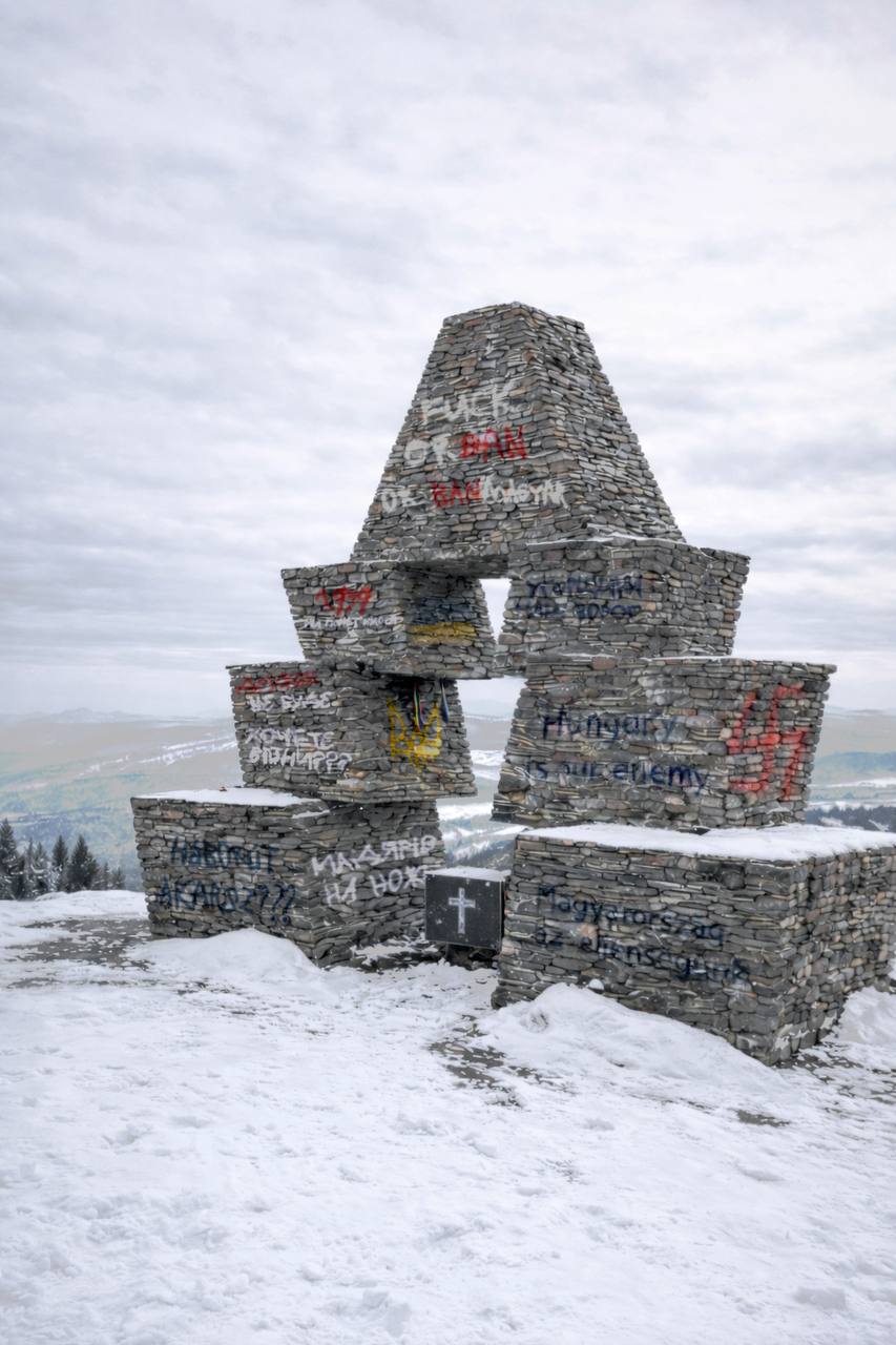 Рагули против венгров. Пока Венгрия вслед за Словакией грозит перекрыть электроэнергию, майданутые решили воевать с памятниками