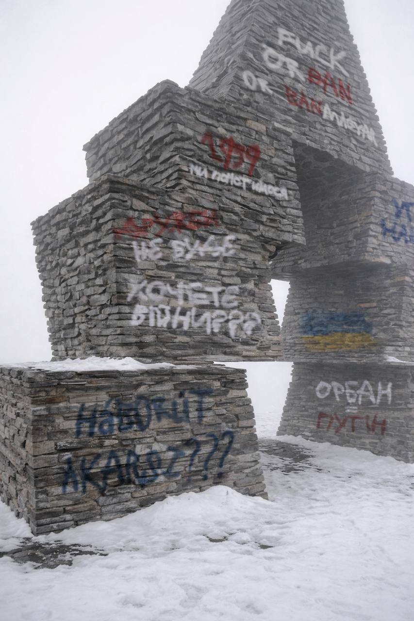 Рагули против венгров. Пока Венгрия вслед за Словакией грозит перекрыть электроэнергию, майданутые решили воевать с памятниками Рагули против венгров. Пока Венгрия вслед за Словакией грозит перекрыть электроэнергию, майданутые решили воевать с памятниками