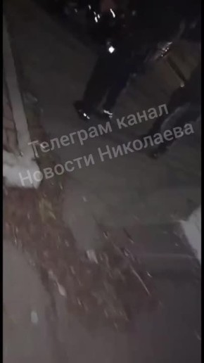 Кадры первых минут после взрыва на АЗС в Николаеве, где собралась толпа полицаев