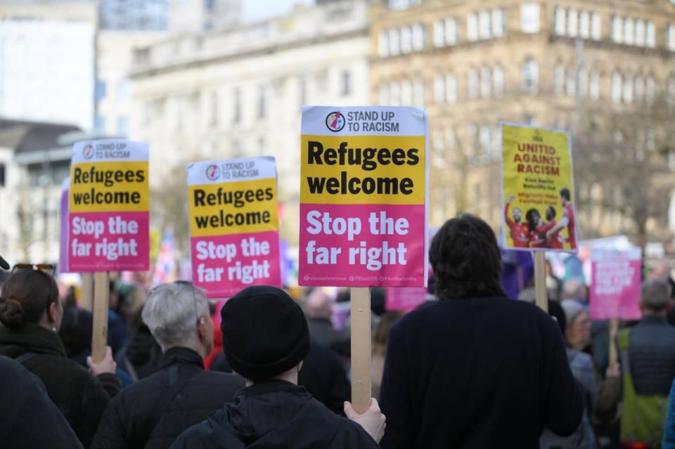 Марш против миграции в Манчестере столкнулся с ответной акцией сторонников миграции