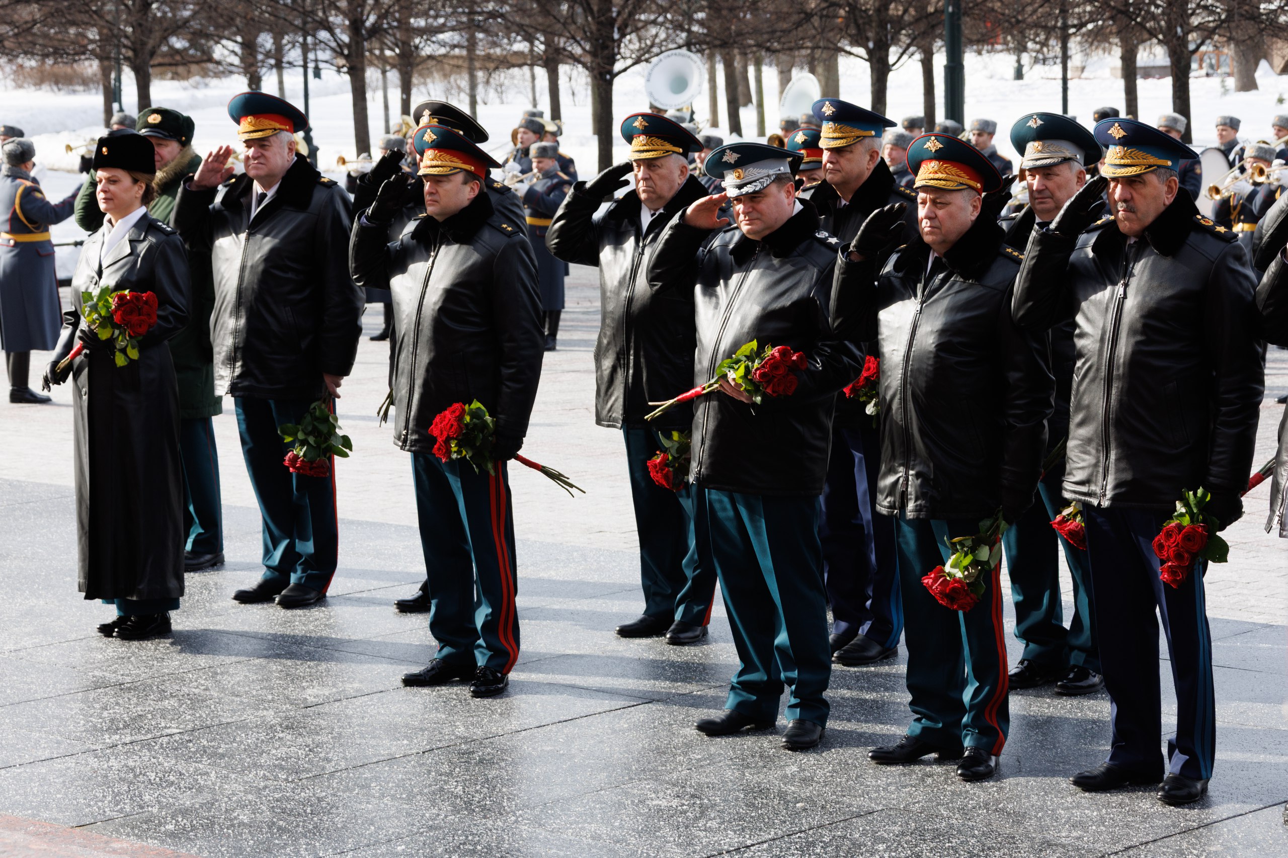 Члены Коллегии Минобороны России возложили венки и цветы к Могиле Неизвестного Солдата Члены Коллегии Минобороны России возложили венки и цветы к Могиле Неизвестного Солдата