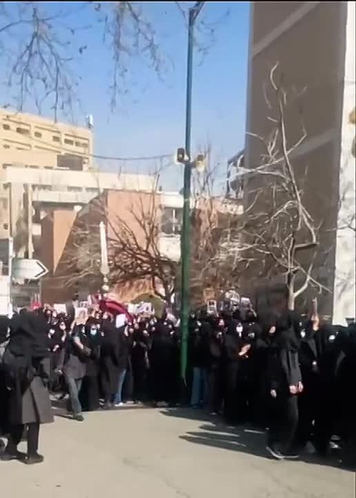 В Иране идут студенческие акции протеста, на которых активисты получают СМС про американскую поддержку