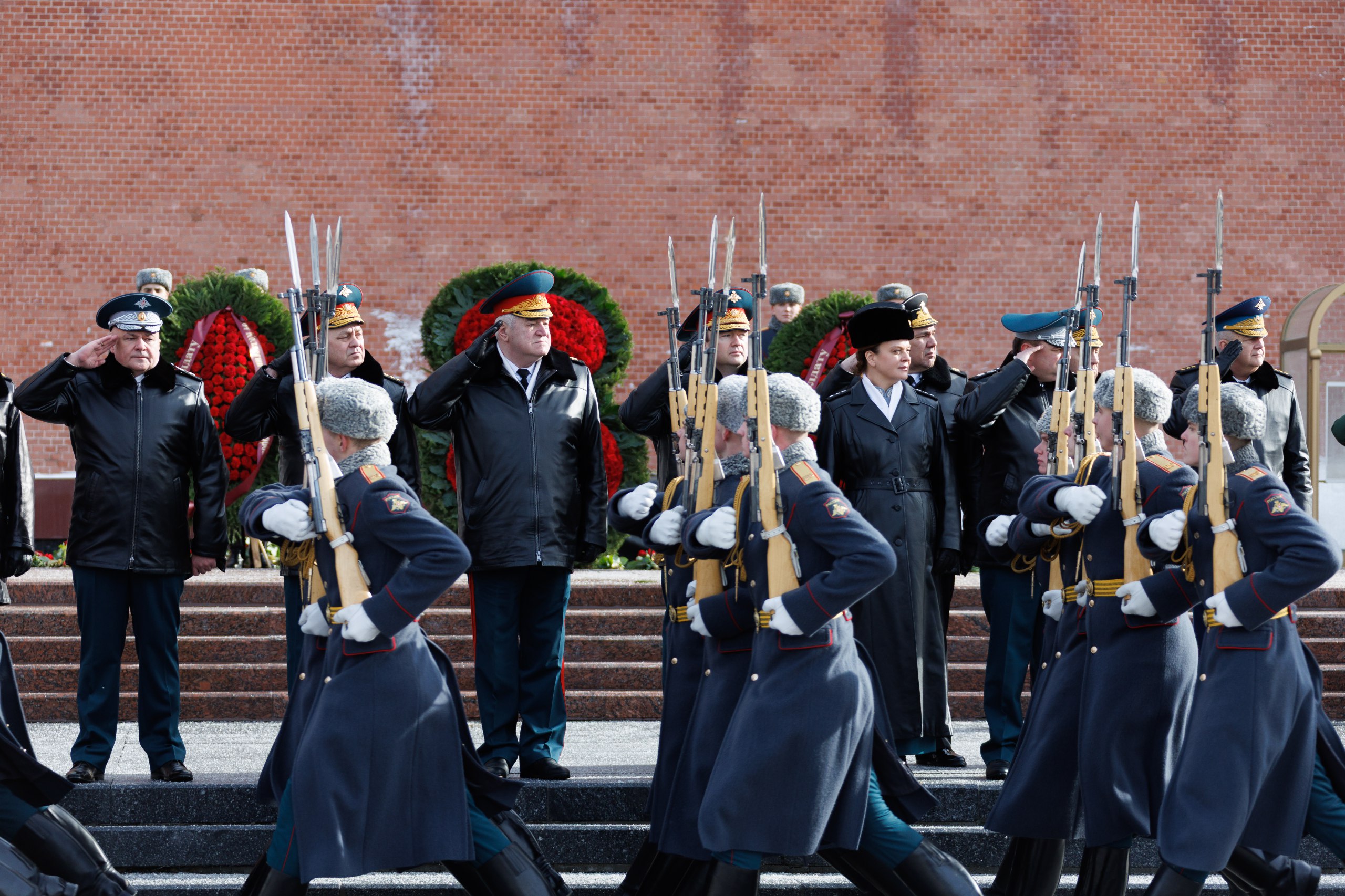 Члены Коллегии Минобороны России возложили венки и цветы к Могиле Неизвестного Солдата Члены Коллегии Минобороны России возложили венки и цветы к Могиле Неизвестного Солдата