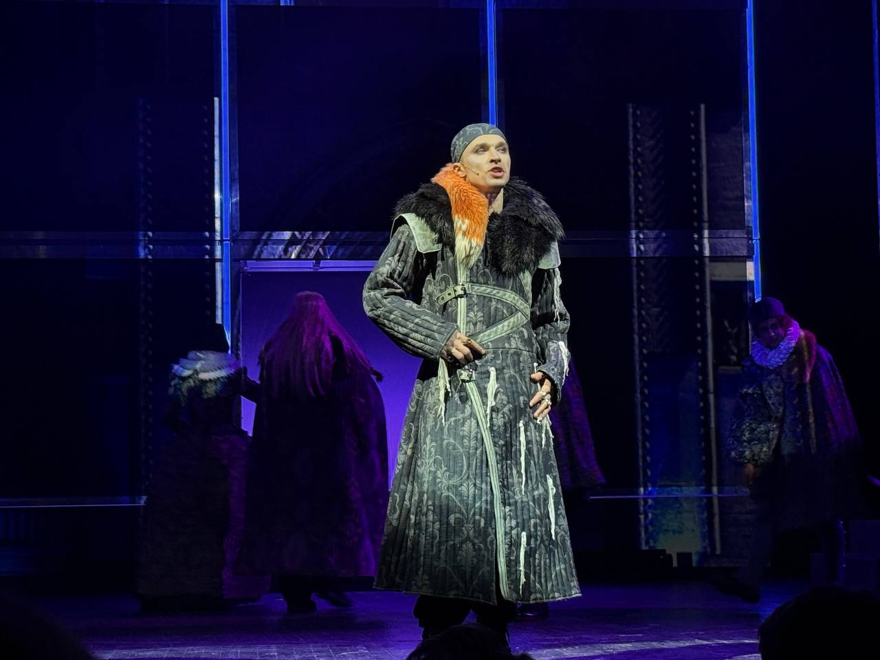 «Соборная площадь» в Театре на Малой Ордынке - это спектакль 6+, и это очень важный момент для понимания: я, например, не была на семейно-детских спектаклях с тех пор, как сама перестала быть ребёнком, для меня многое было... «Соборная площадь» в Театре на Малой Ордынке - это спектакль 6+, и это очень важный момент для понимания: я, например, не была на семейно-детских спектаклях с тех пор, как сама перестала быть ребёнком, для меня многое было...