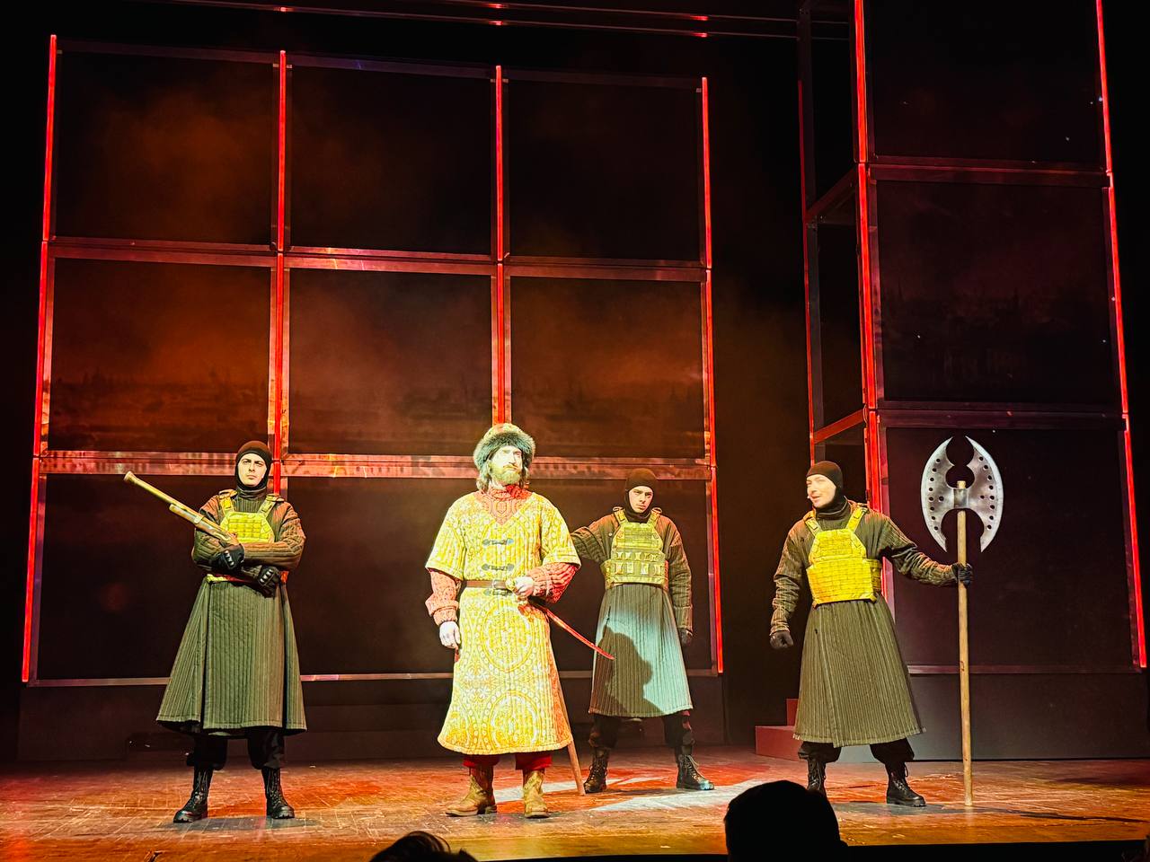 «Соборная площадь» в Театре на Малой Ордынке - это спектакль 6+, и это очень важный момент для понимания: я, например, не была на семейно-детских спектаклях с тех пор, как сама перестала быть ребёнком, для меня многое было... «Соборная площадь» в Театре на Малой Ордынке - это спектакль 6+, и это очень важный момент для понимания: я, например, не была на семейно-детских спектаклях с тех пор, как сама перестала быть ребёнком, для меня многое было...