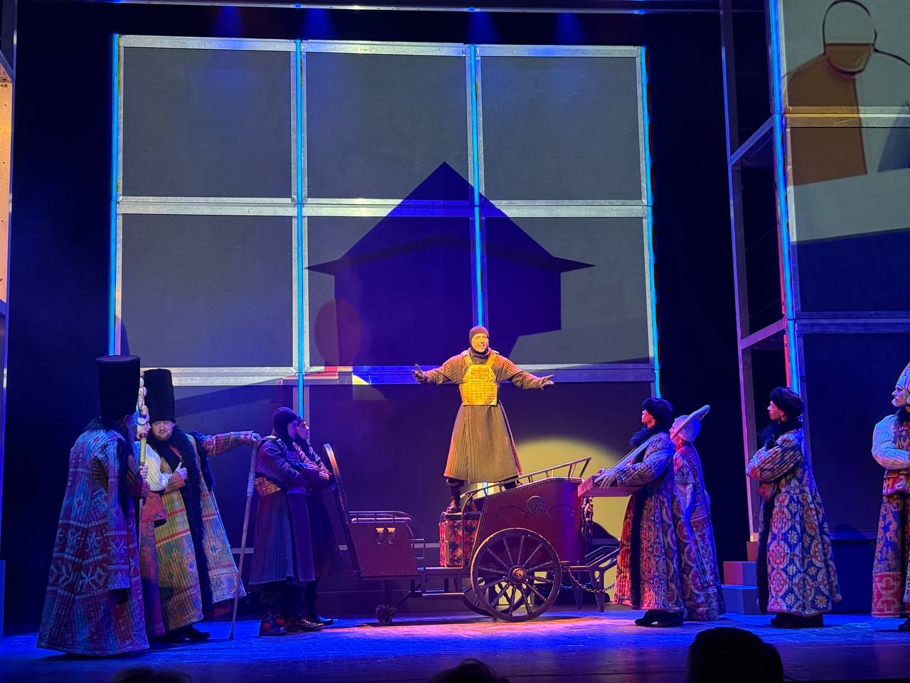 «Соборная площадь» в Театре на Малой Ордынке - это спектакль 6+, и это очень важный момент для понимания: я, например, не была на семейно-детских спектаклях с тех пор, как сама перестала быть ребёнком, для меня многое было... «Соборная площадь» в Театре на Малой Ордынке - это спектакль 6+, и это очень важный момент для понимания: я, например, не была на семейно-детских спектаклях с тех пор, как сама перестала быть ребёнком, для меня многое было...