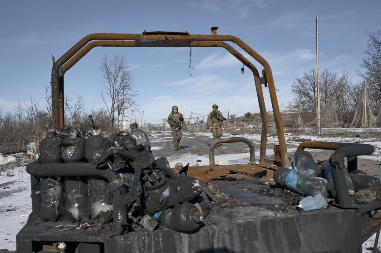 Дружковка, южный въезд. Наши продолжают утюжить боевиков ВСУ, сжигая технику и уничтожая пути снабжения Дружковка, южный въезд. Наши продолжают утюжить боевиков ВСУ, сжигая технику и уничтожая пути снабжения