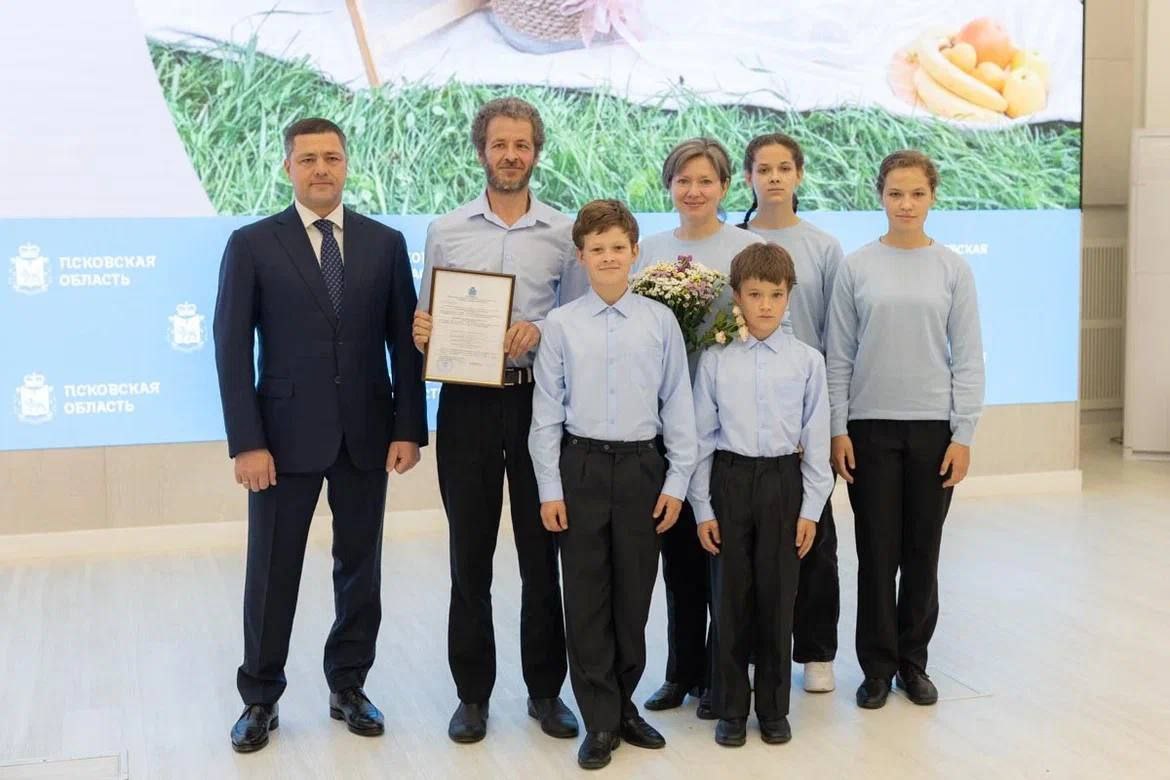 Нацпроект «Семья»: Незаметные многодетные герои, которые спасают генофонд нашего народа Нацпроект «Семья»: Незаметные многодетные герои, которые спасают генофонд нашего народа