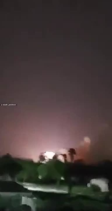 Пожар в иранском городе Бушер на побережье Персидского залива