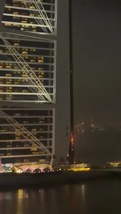 Беспилотник Ирана нанёс удар по знаменитому пятизвёздочному отелю Бурдж-аль-Араб — тому самому «Парусу», который десятилетиями был визитной карточкой арабского гламура